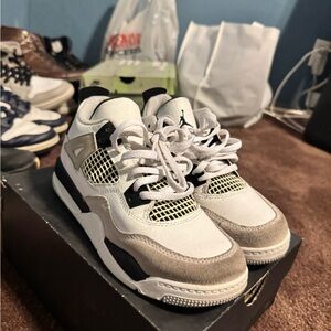Used Jordan 4 military black Kids size 2